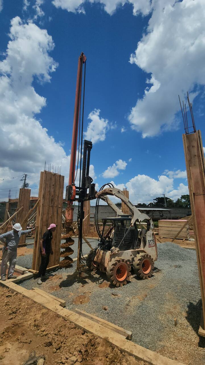 Estaca broca perfurada com Bobcat para fundação