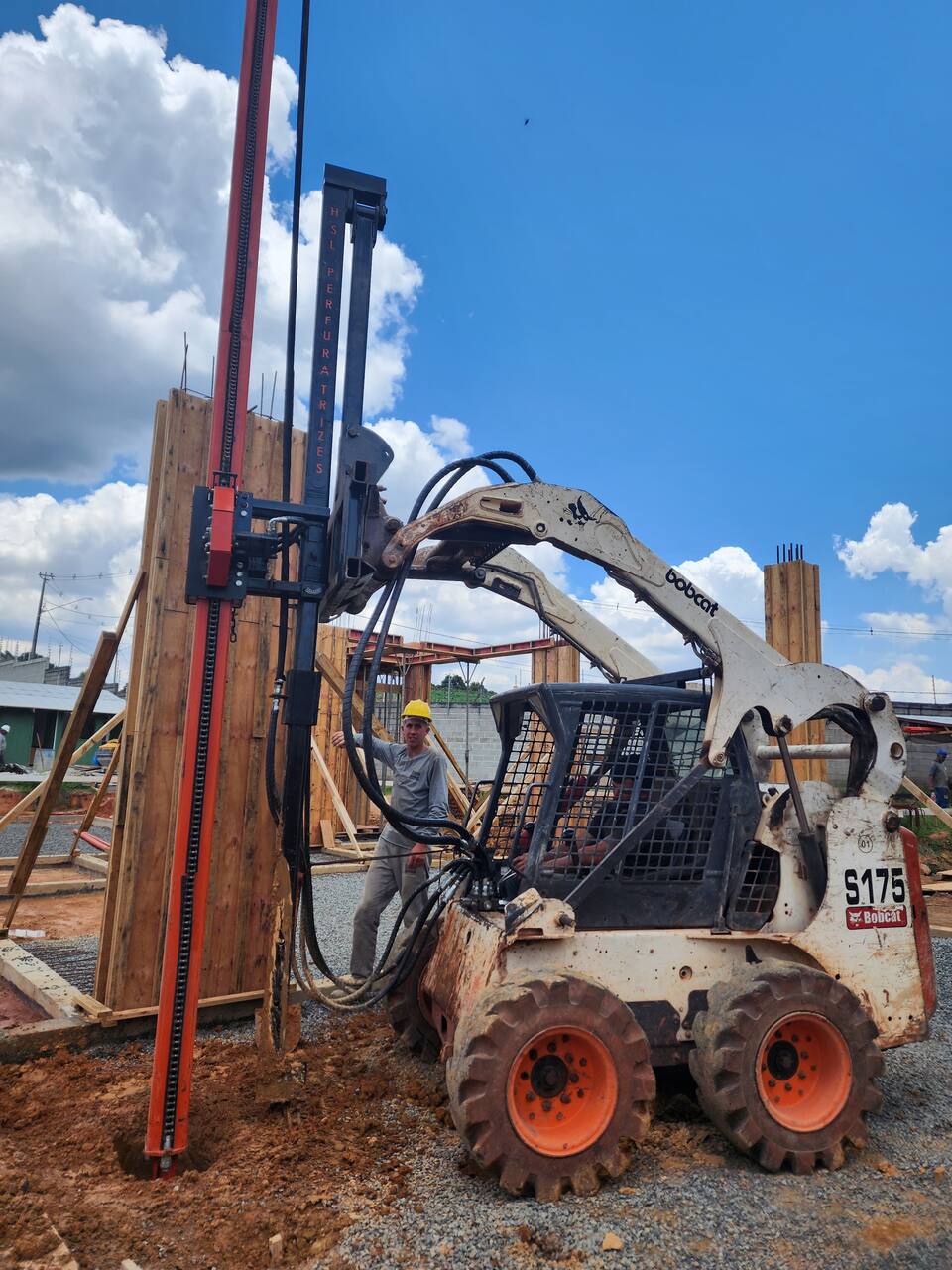 Perfuração de estaca com Bobcat em obra em Curitiba