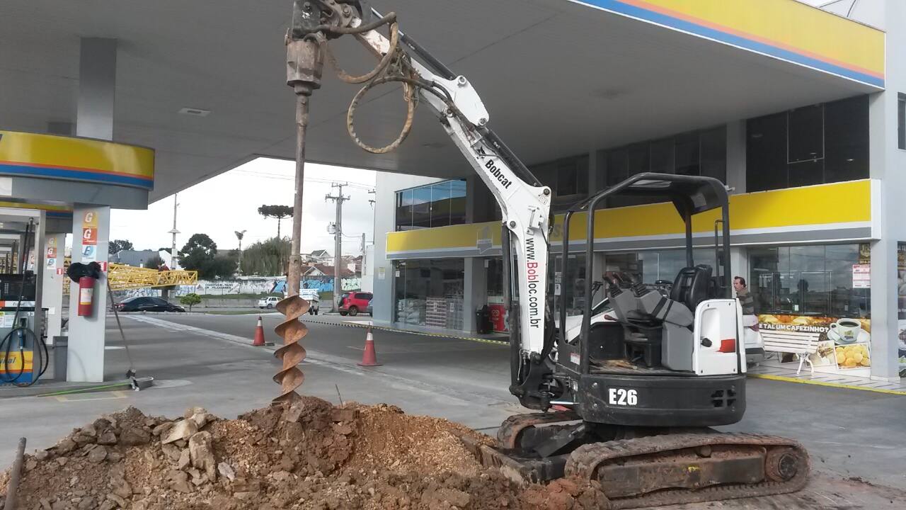 Perfuração de solo com perfuratriz Bobcat em Curitiba