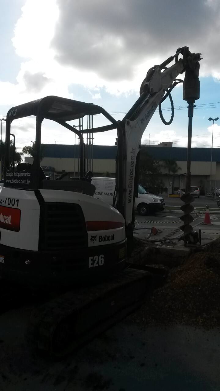 Furos para postes e cercas com Bobcat em Curitiba
